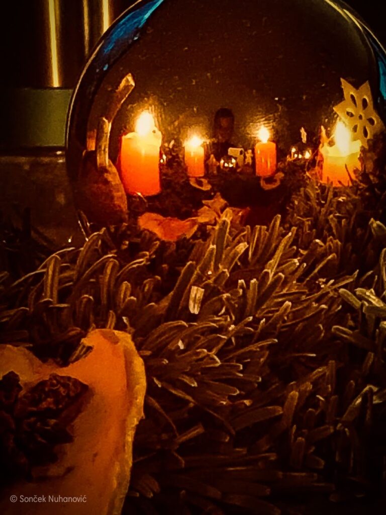 Bild mit Weihnachtskugeln und Kerzen
